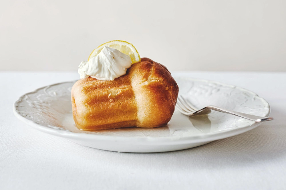 Mini baba met limoncello uit De Zilveren Lepel Bakboek