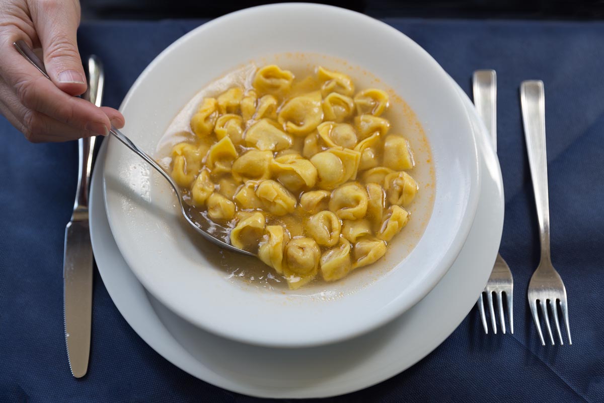 Dit eet je in Bologna - tortellini in brodo