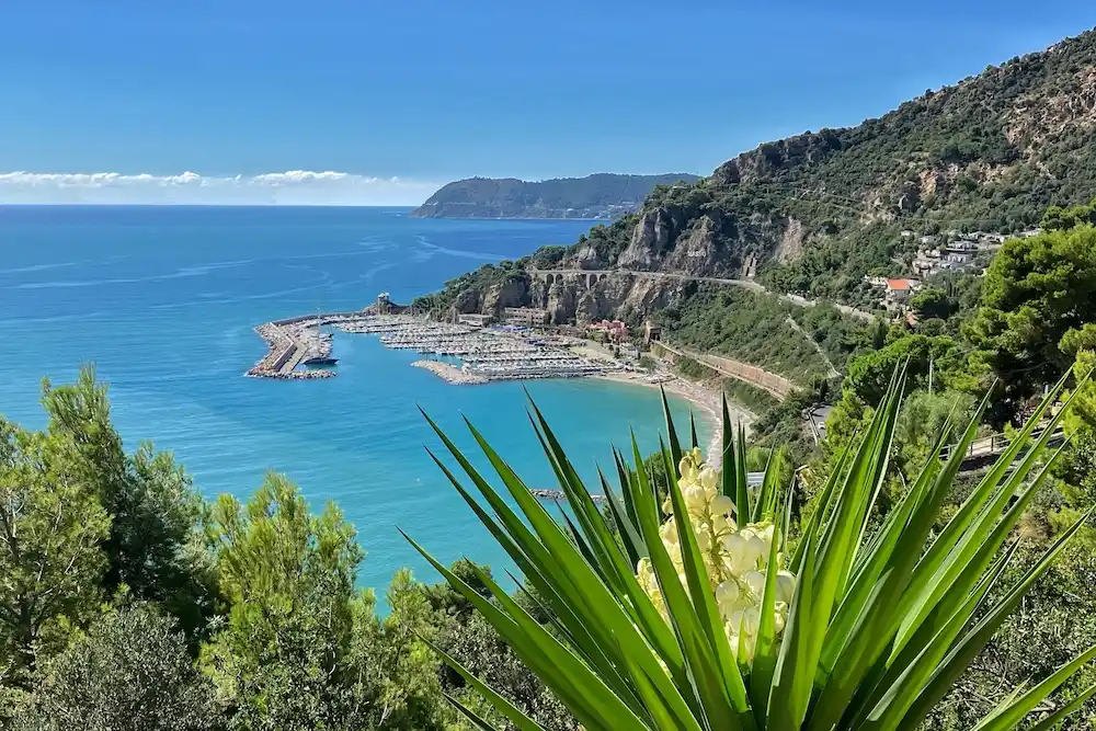 Zicht op de haven van Alassio in Ligurië