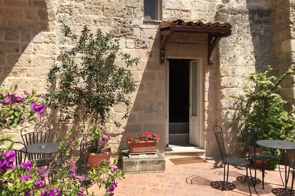 Terrasje bij een van de kamers van Hotel Le Dodici Lune