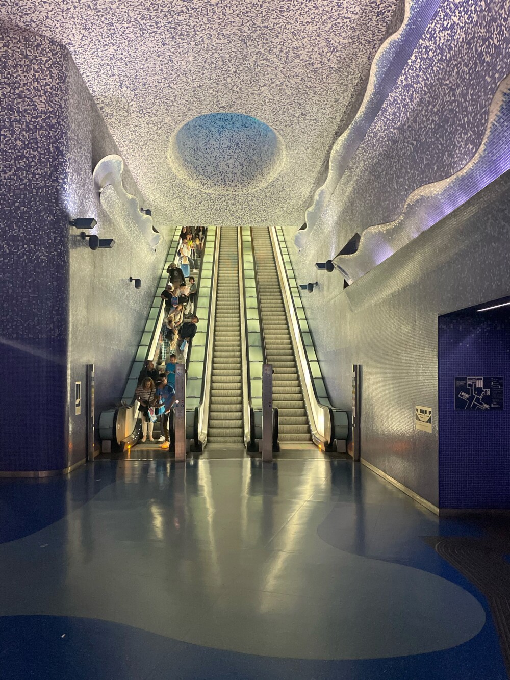 Crater de Luz van Oscar Tusquets Blanca in metrostation Toledo, Napels