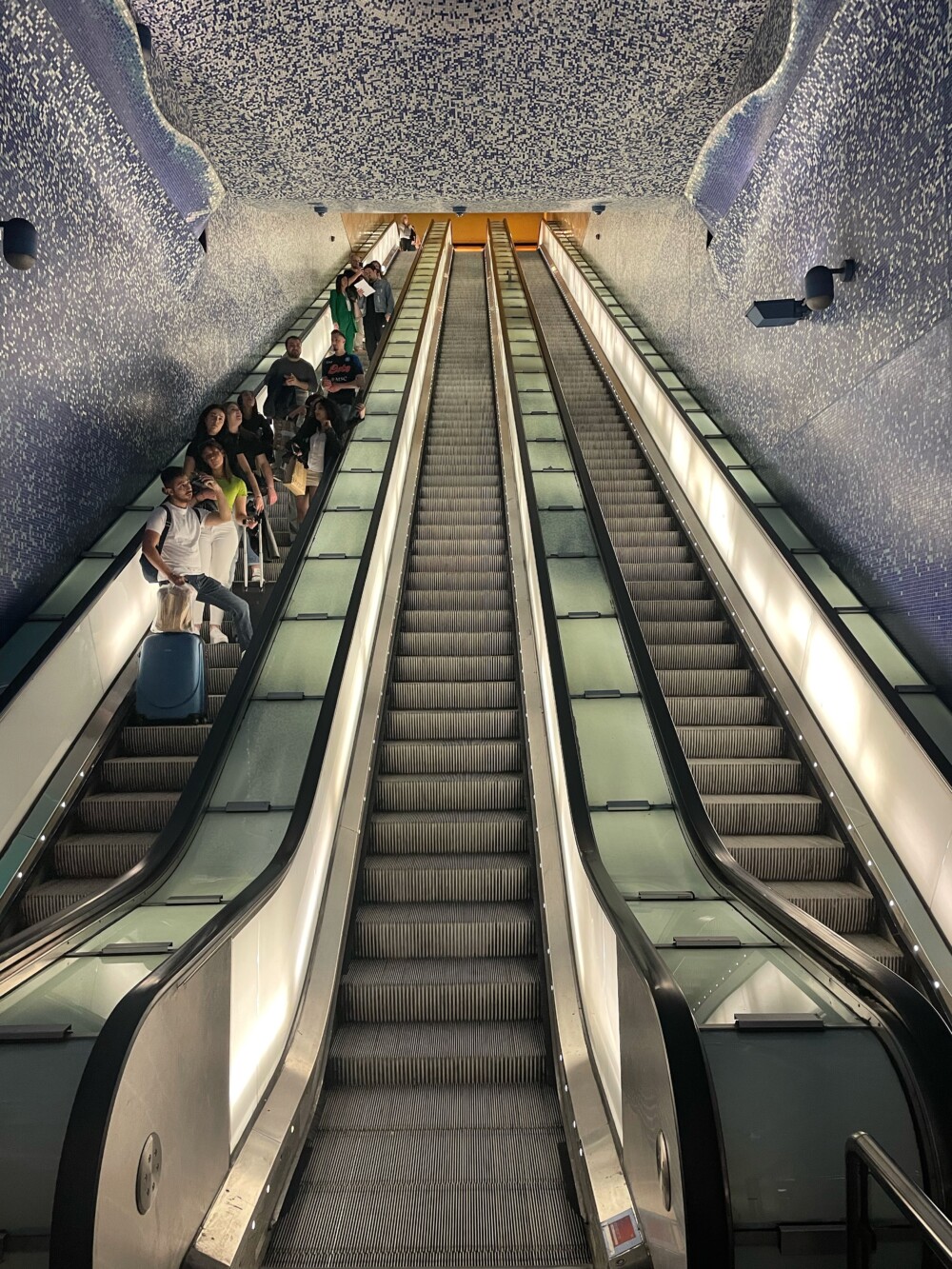 De metro van Napels - Crater de Luz van Oscar Tusquets Blanca in metrostation Toledo