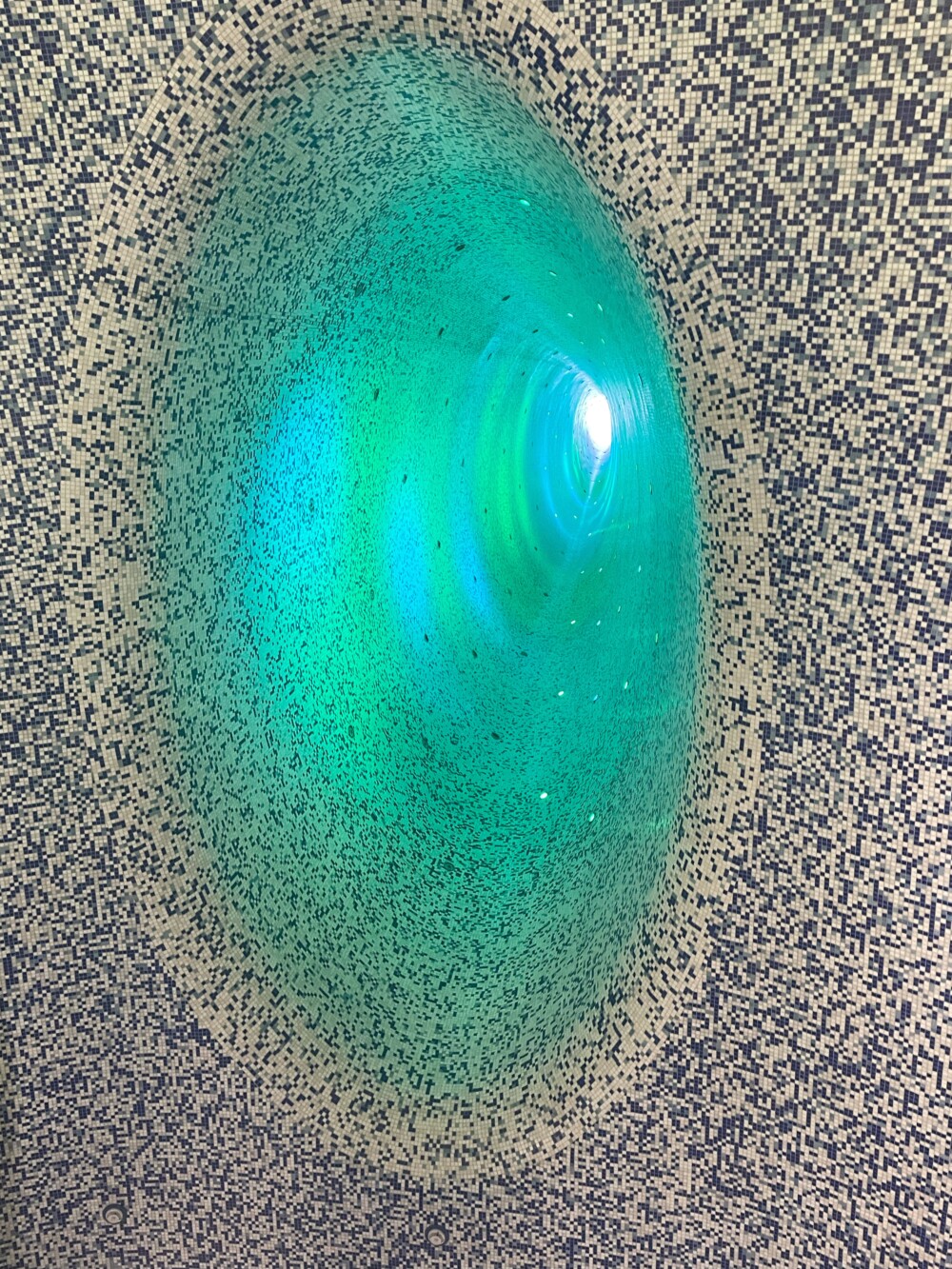 Crater de Luz van Oscar Tusquets Blanca in metrostation Toledo