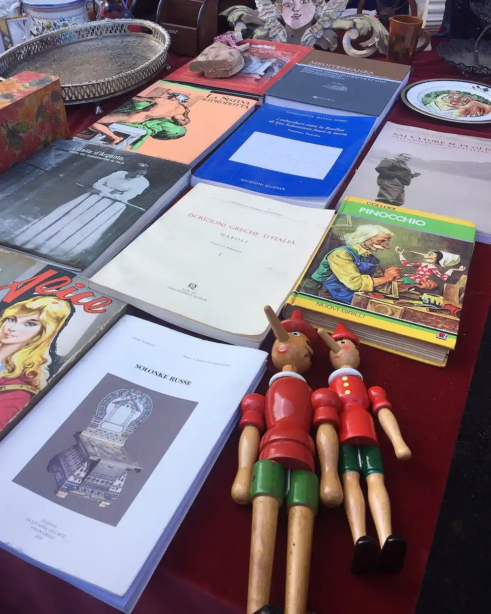 Pinokkio-poppen en -boeken op de markt