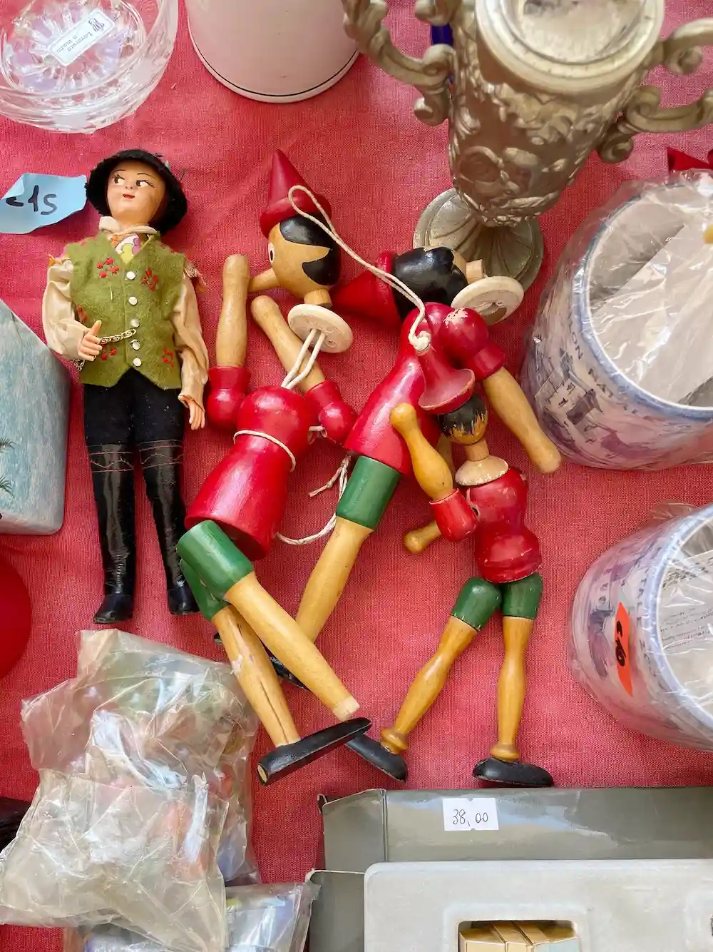 Pinokkio-poppen op de markt