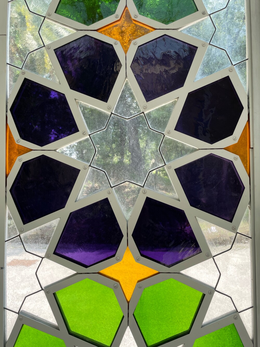 Kleurrijke Moorse glasdecoraties in de Serra Moresca in Rome