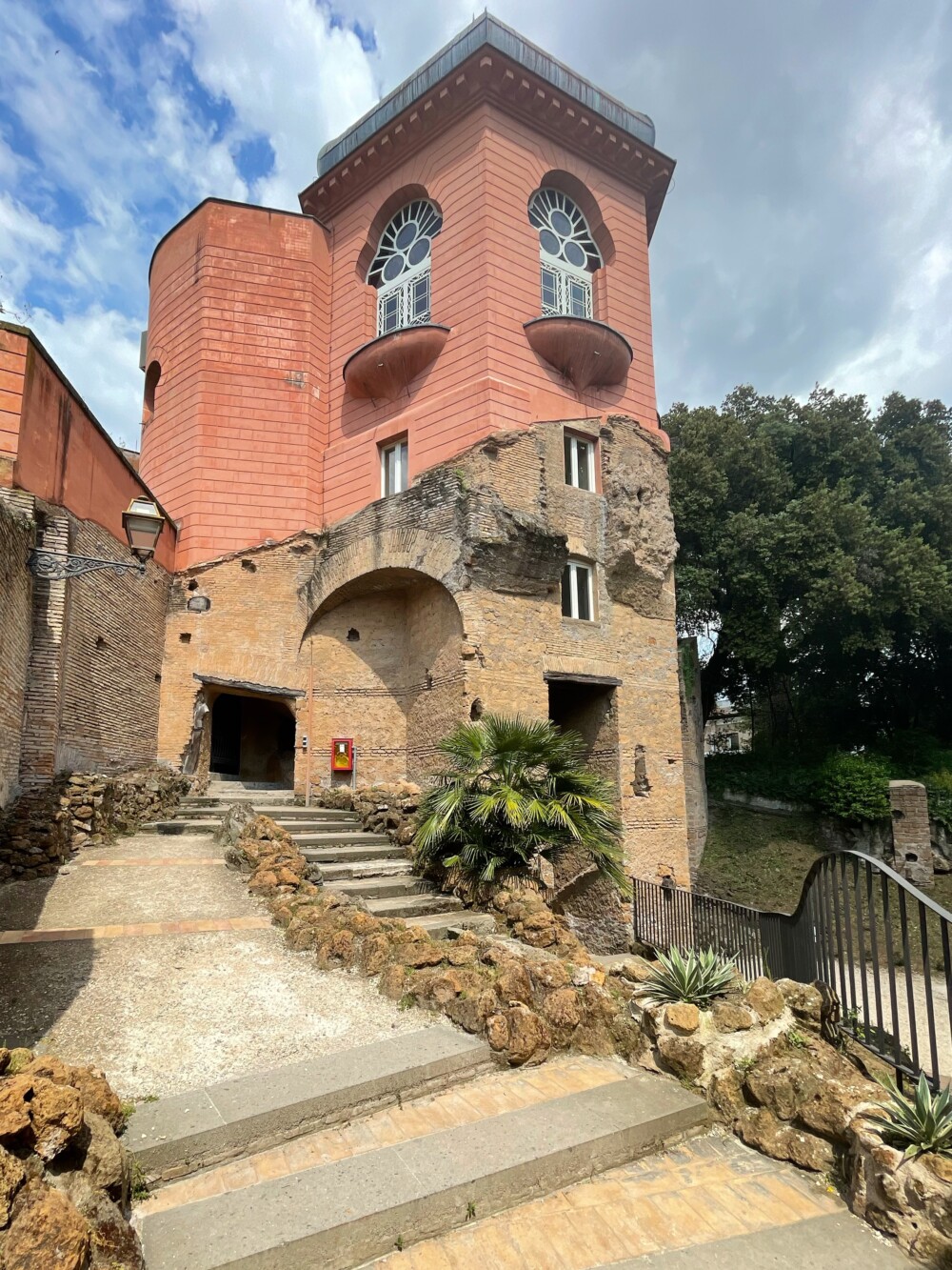 De gerenoveerde Torre Moresca