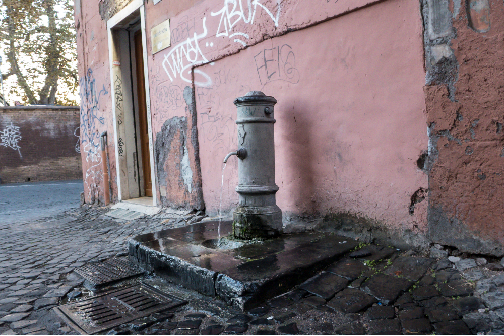 Zomer in Rome – water tappen bij een nasone