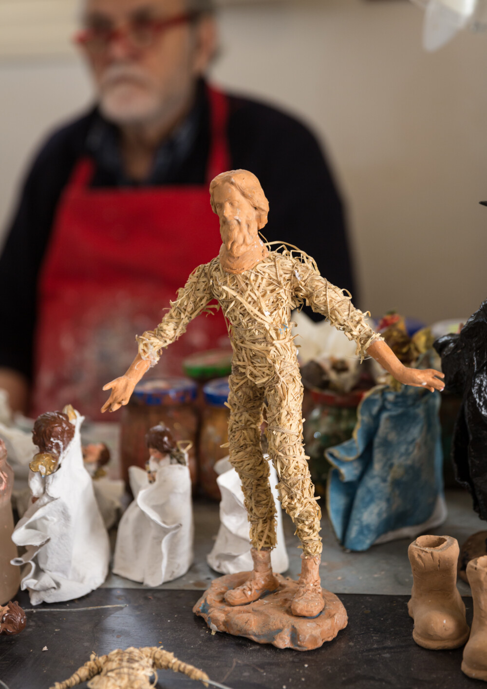 Figuurtje van cartapesta in voorbereiding