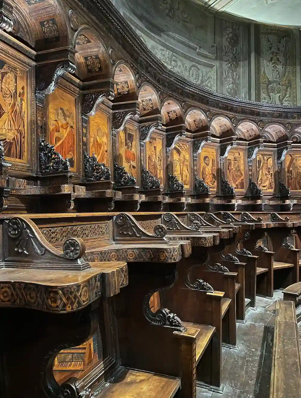 Houten koor in de Duomo van Savona