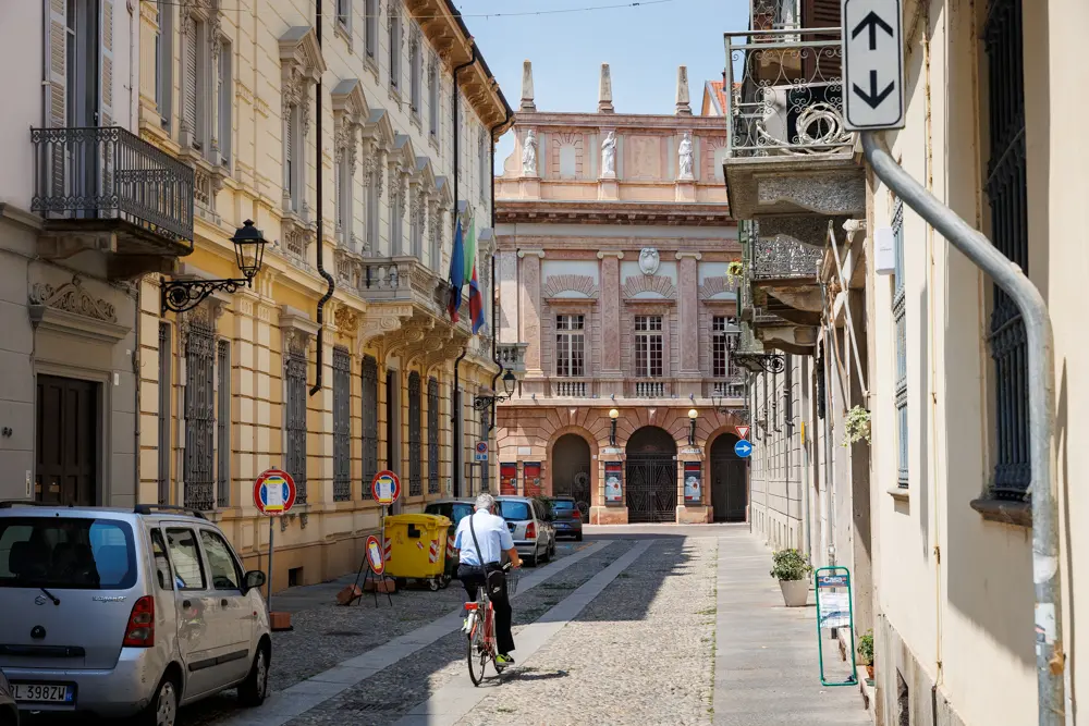 Zicht op het Teatro Civico in Vercelli, Piemonte
