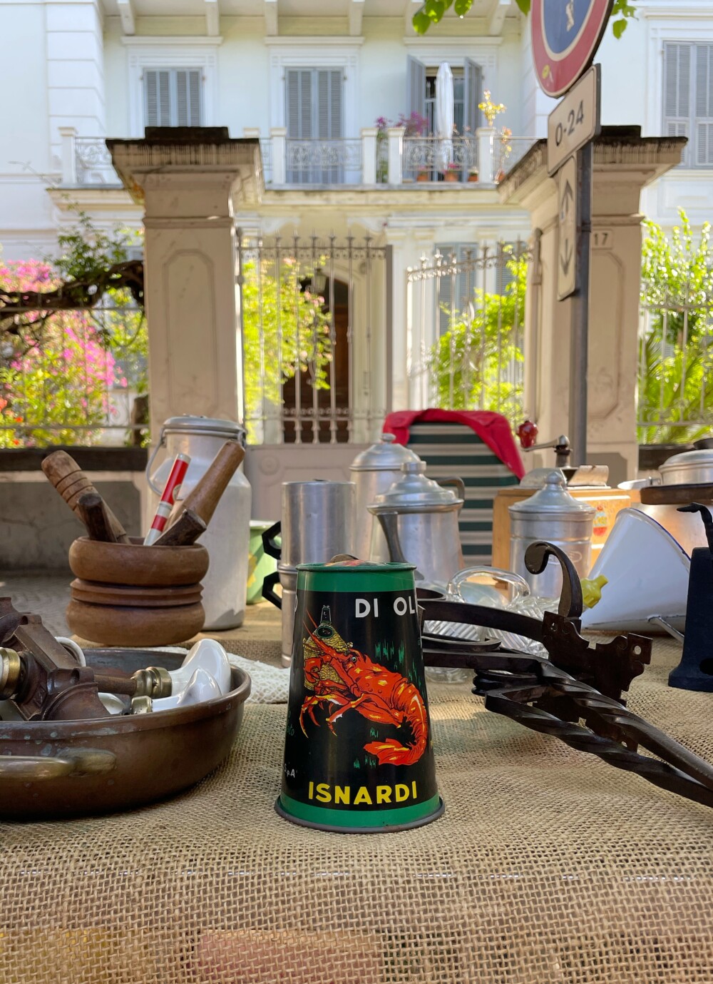 Een enkele cappellotto op de antiekmarkt in Albenga