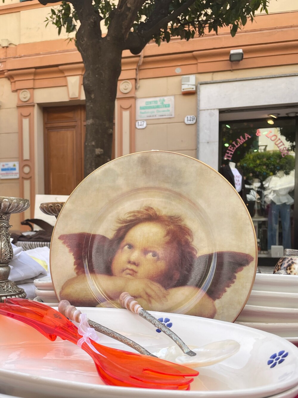 Een van de engeltjes van Rafaël op een bord
