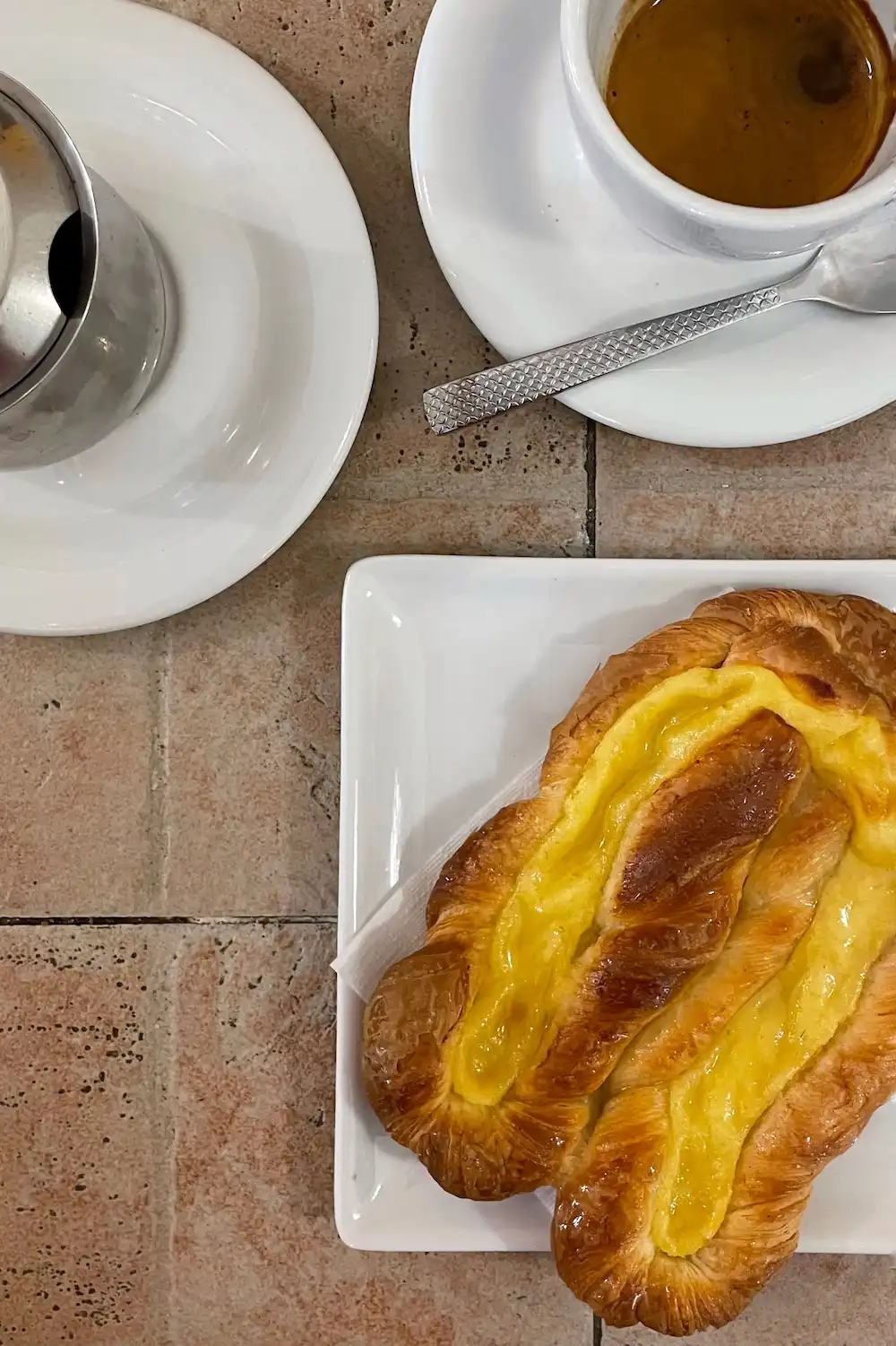 In de vitrine bij de koffiebar in Ligurië: de olandesina