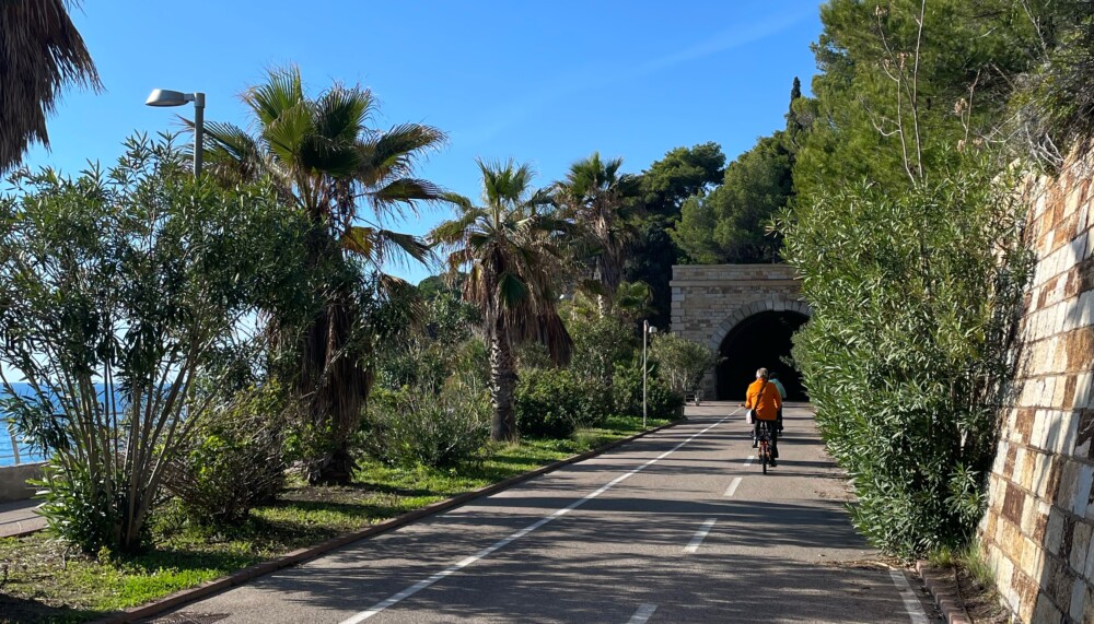 Fietsen over een oude spoorlijn – de pista ciclabile van de Bloemenrivièra
