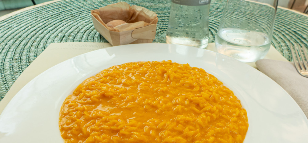 Risotto alla milanese: zo maak je de echte saffraanrisotto uit Milaan