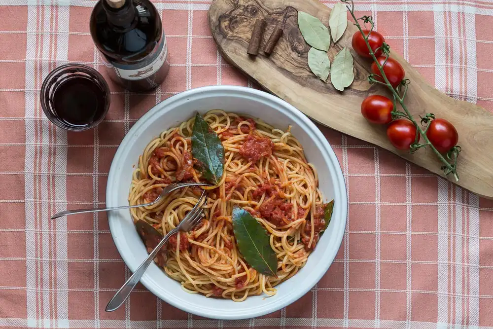 Spaghetti met laurier uit Koken con amore van Sophia Loren