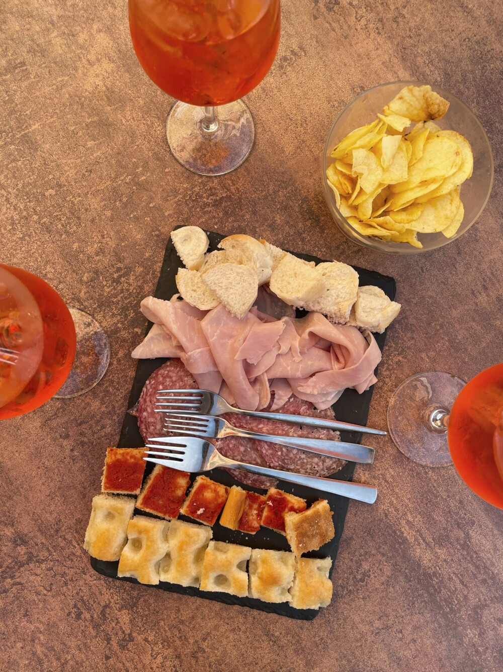 Een plankje met hapjes bij het aperitief in Italië