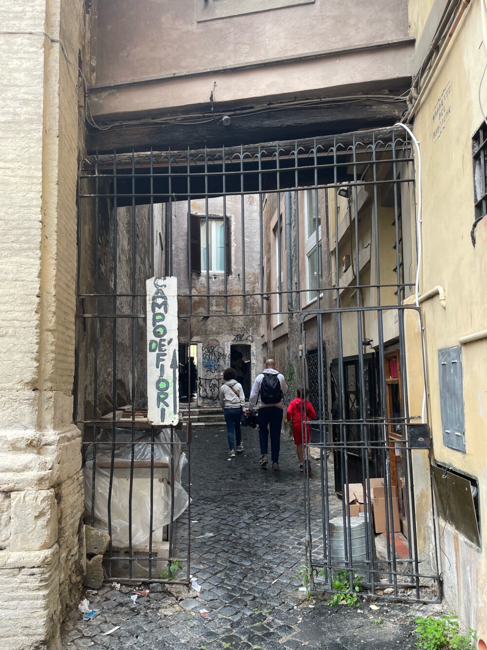 Toegang tot de Passetto del Biscione in Rome vanaf de Via di Grotta Pinta